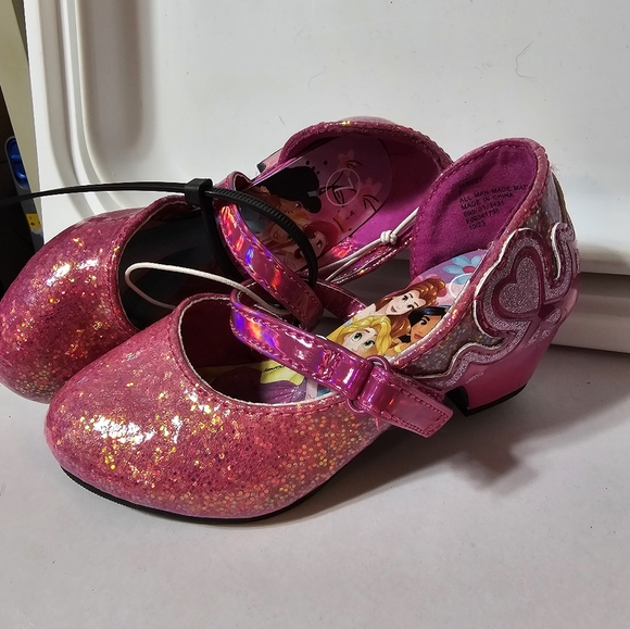 New size 7 Disney princess shoes - Picture 2 of 4